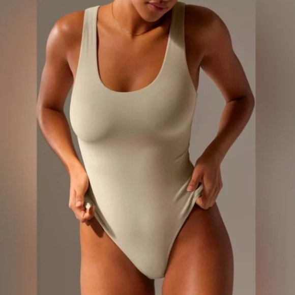 Aritzia Babaton Contour Scoopneck Bodysuit in Deep Taupe XS - Picture 3 of 6